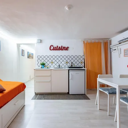 Guesthost - Caronda Mezzanine Apartment *